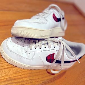 Nike Air Force 1 ‘07 LV8 - White/University Red - Size 6 (Men’s)